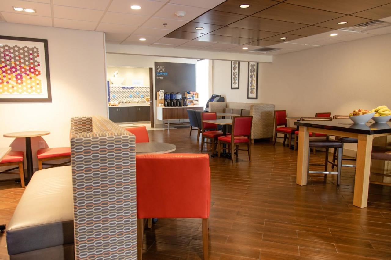 Holiday Inn Express Marshfield - Springfield Area By Ihg Екстериор снимка