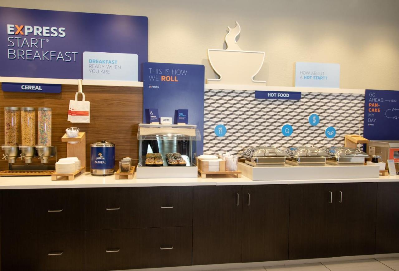 Holiday Inn Express Marshfield - Springfield Area By Ihg Екстериор снимка