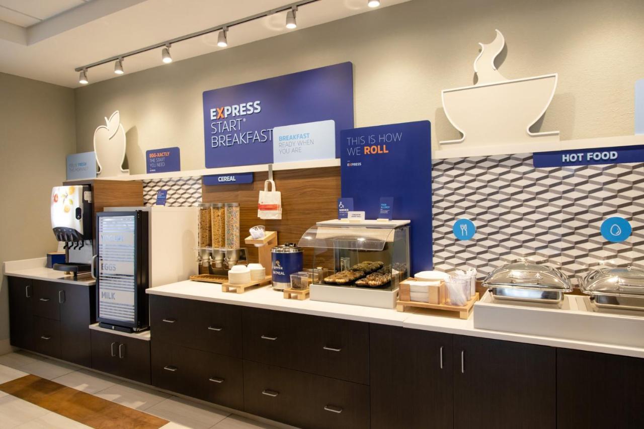Holiday Inn Express Marshfield - Springfield Area By Ihg Екстериор снимка