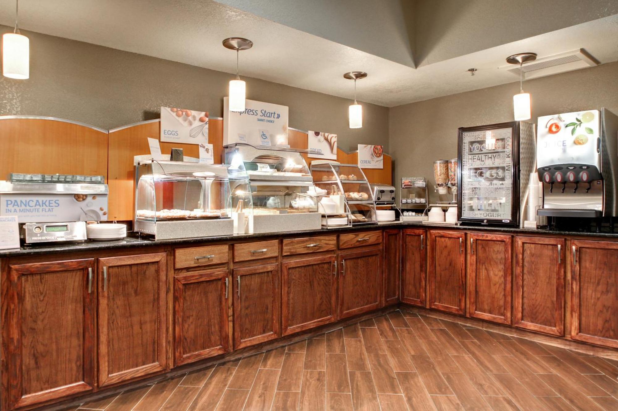 Holiday Inn Express Marshfield - Springfield Area By Ihg Екстериор снимка