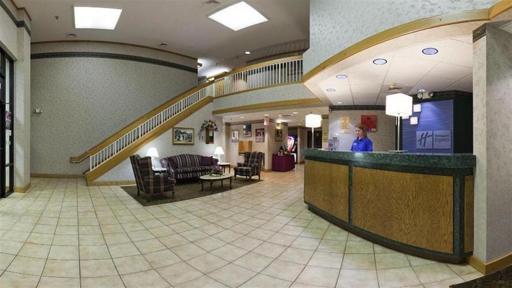 Holiday Inn Express Marshfield - Springfield Area By Ihg Екстериор снимка
